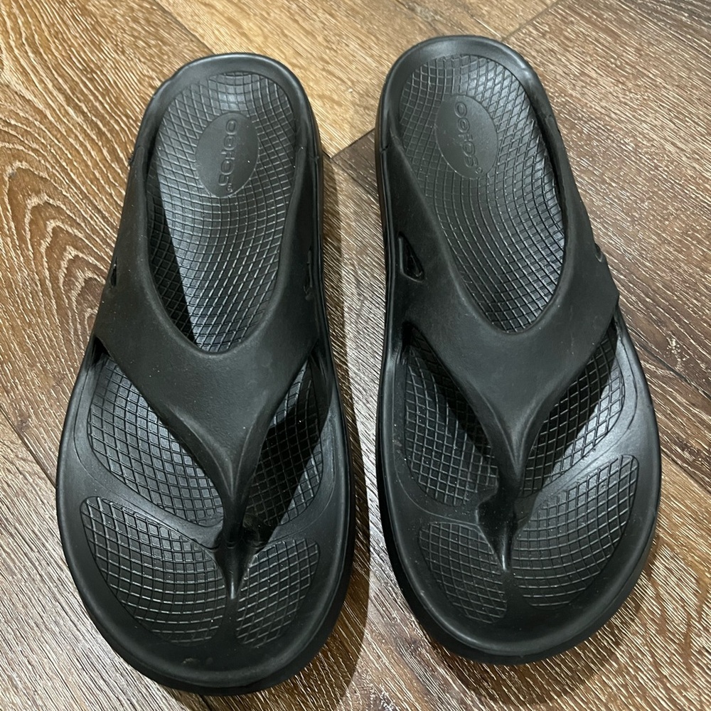 Oofos Sandals black flip flops size 16